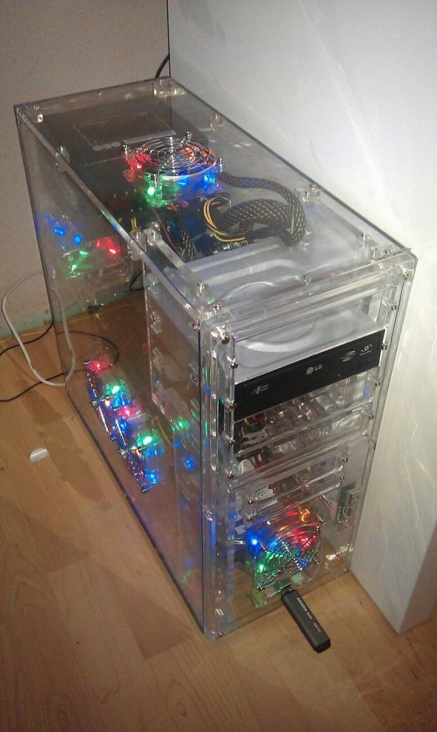 [19/09/2011] PCs im Industrie-Look, von Eis umhüllt und mit Kirmes-Beleuchtung (294)