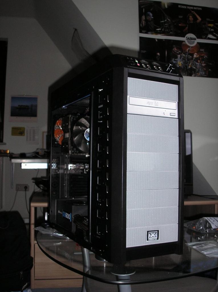 [19/09/2011] PCs im Industrie-Look, von Eis umhüllt und mit Kirmes-Beleuchtung (295)