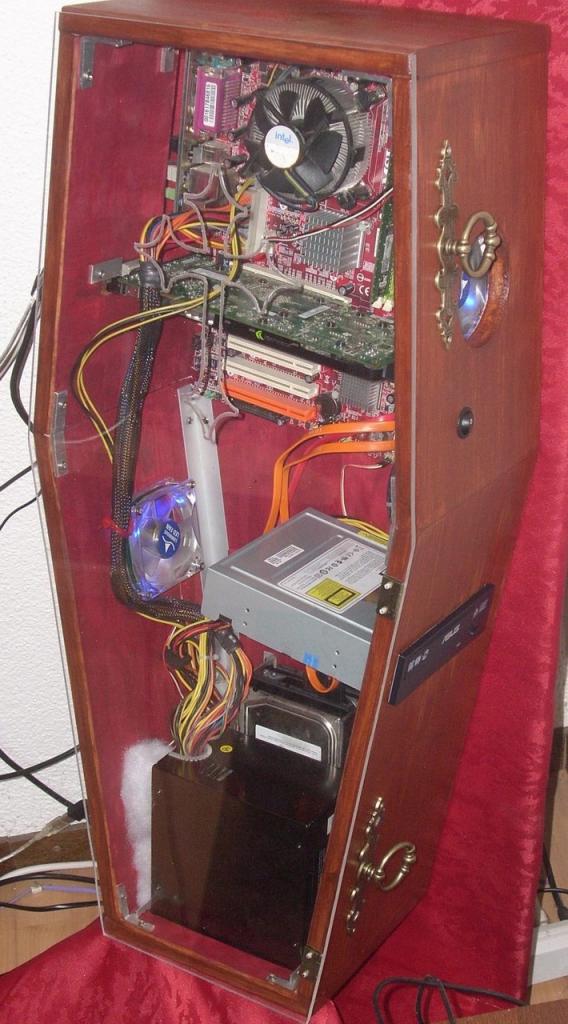 [19/09/2011] PCs im Industrie-Look, von Eis umhüllt und mit Kirmes-Beleuchtung (239)