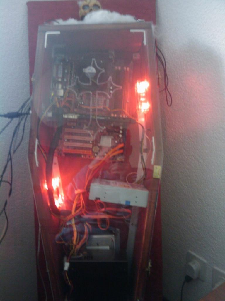 [19/09/2011] PCs im Industrie-Look, von Eis umhüllt und mit Kirmes-Beleuchtung (240)