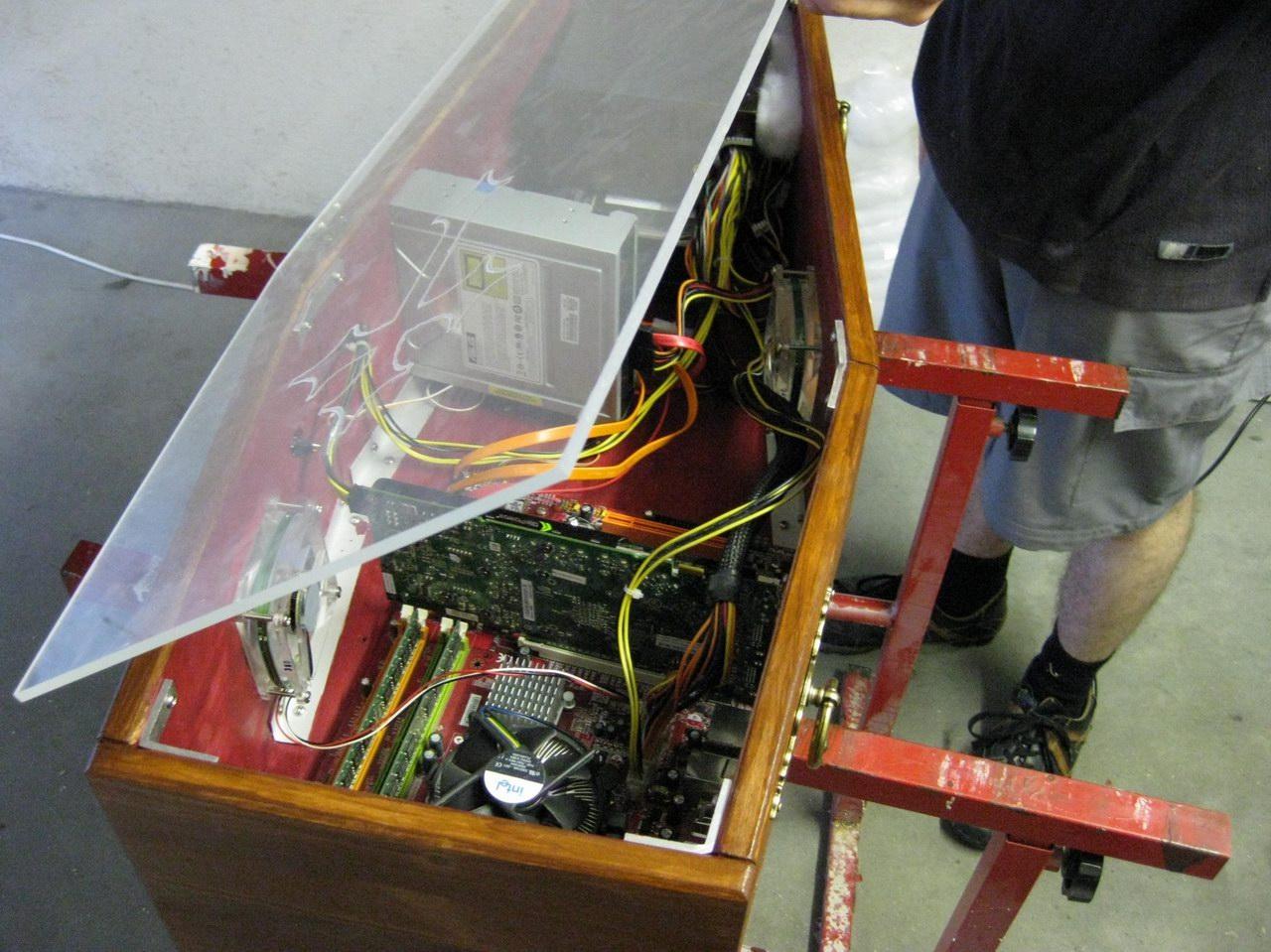 [19/09/2011] PCs im Industrie-Look, von Eis umhüllt und mit Kirmes-Beleuchtung (242)
