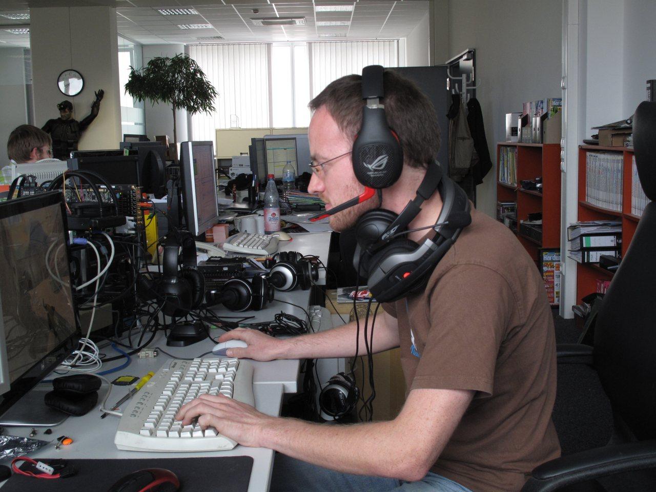 [08/09/2011] Daniel Möllendorf arbeitet an einem Vergleichstest Headsets. Offenbar steht der Vergleich bei seinem Test absolut im Vordergrund. 