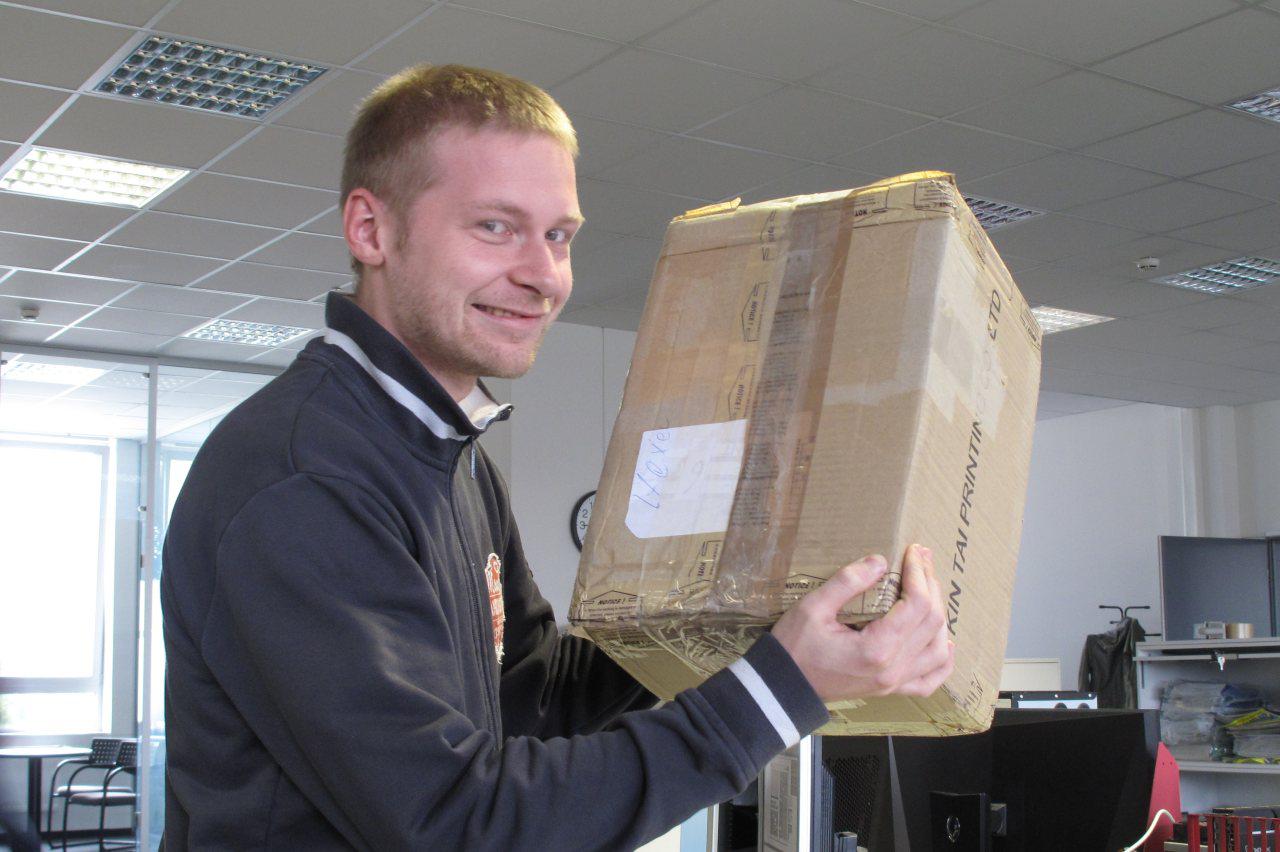 [08/09/2011] Oliver kümmert sich um den Versand der Gewinnspielpreise aus unserem Desktop-Wettbewerb. 