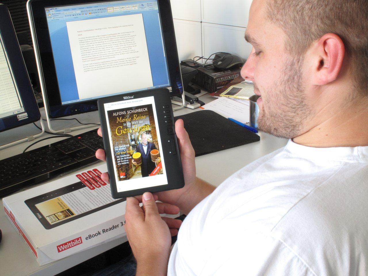 [30/09/2011] Ein E-Book-Reader ist unaufgefordert in der Redaktion angekommen. Pit schaut ihn sich näher an.