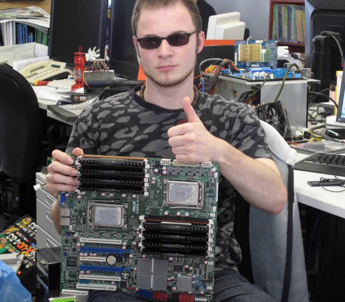 [23/09/2011] Marc und eine AMD-Serverplatine ... wer hat wohl mehr Rechenleistung?