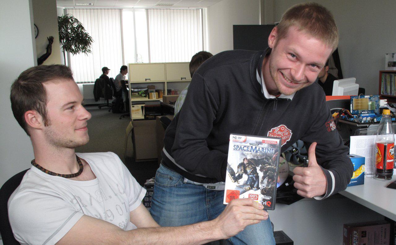 [08/09/2011] Nicht jeder Mitarbeiter kann solch eine Begeisterung für ein Spiel aufbringen. Neben Space Marine kümmerten sich Raff und Marc liebevoll um den Geheimtipp Hard Reset und das 
