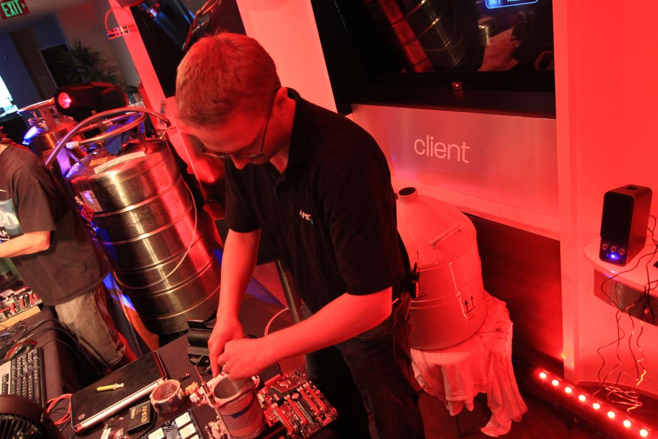 [13/09/2011] Overclocking-Weltrekord mit Bulldozer FX: 8.429 MHz von AMD erreicht, Intel geschlagen (5)
