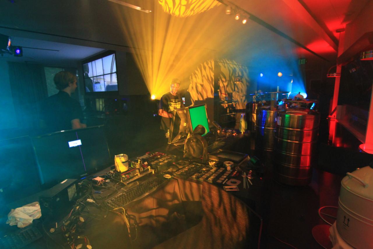 [13/09/2011] Overclocking-Weltrekord mit Bulldozer FX: 8.429 MHz von AMD erreicht, Intel geschlagen (3)
