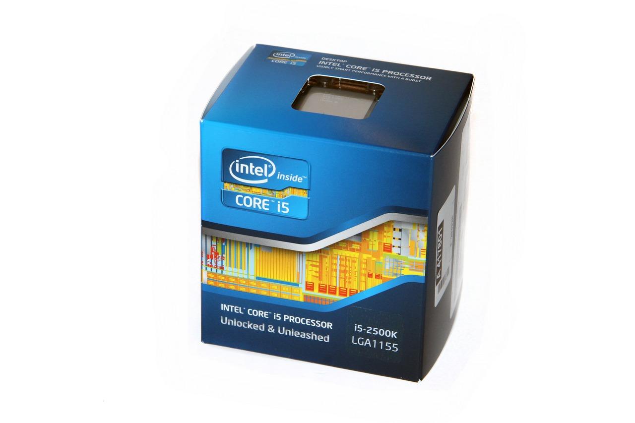 [07/09/2011] Der heutige Codename lautet Sandy Bridge, die Jahre zuvor führte Intel die Architektur jedoch als Gesher auf. Der Name Sandy Bridge ist als Brückenschlag zwischen GPU und CPU zu verstehen, zusammen gehalten durch den Sand, aus welchem Silizium gewonnen wird