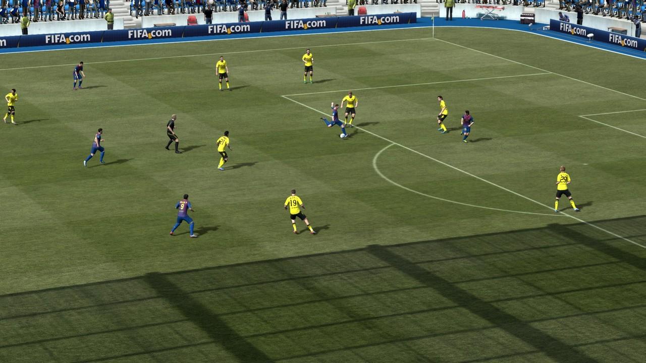 [26/09/2011] Gameplay: FIFA 12 Contra - Teilweise wirkt der Spielablauf zu langsam, es gibt wenige Überraschungsmomente. Die Schüsse wirken nicht wuchtig genug, die Pässe sind manchmal zu schwach.