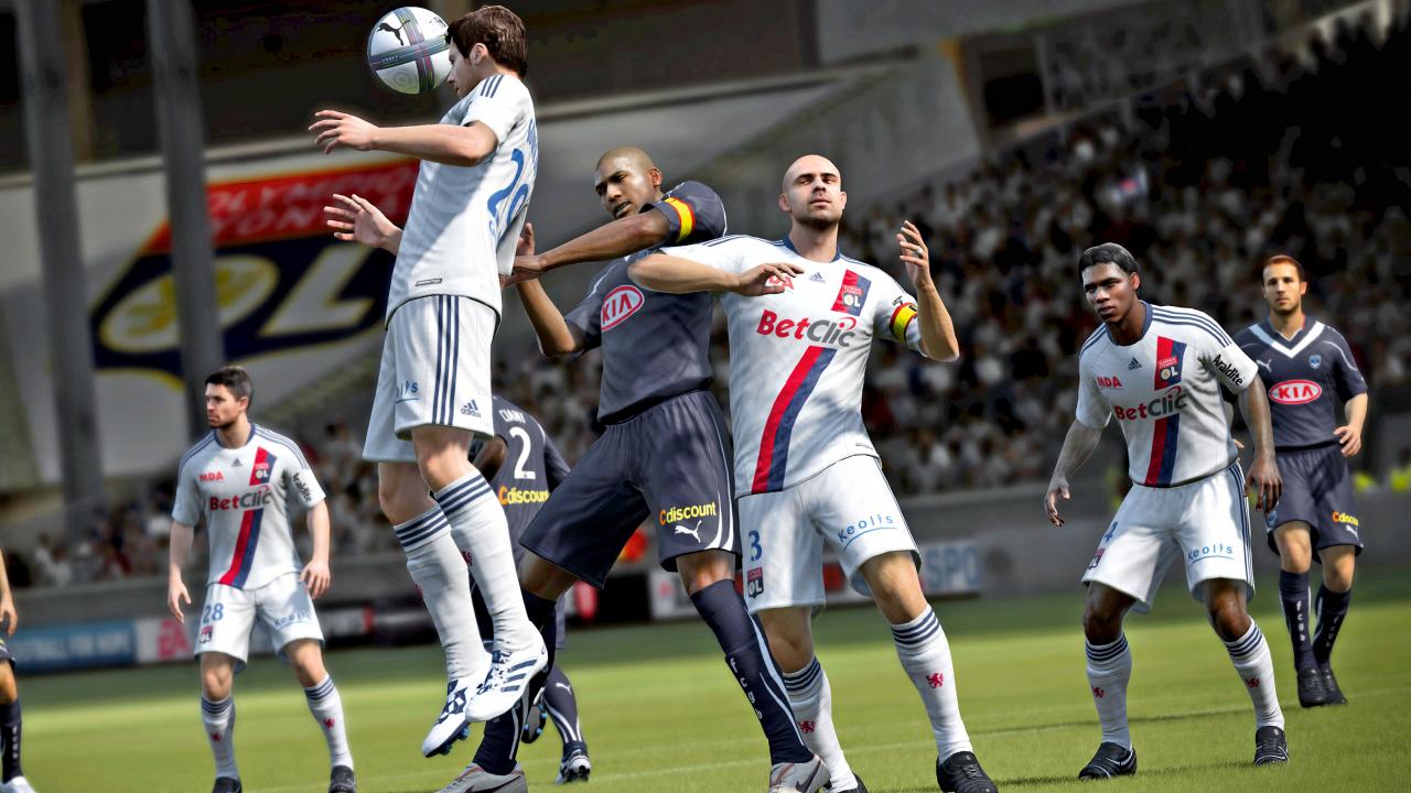 [26/09/2011] KI und Physik: FIFA 12 Pro - Die Laufwege und das Abwehrverhalten können überzeugen, der Torwart reagiert realistischer. Die Impact Engine überzeugt vor allem bei den hitzigen Zweikämpfen und Kollisionen.