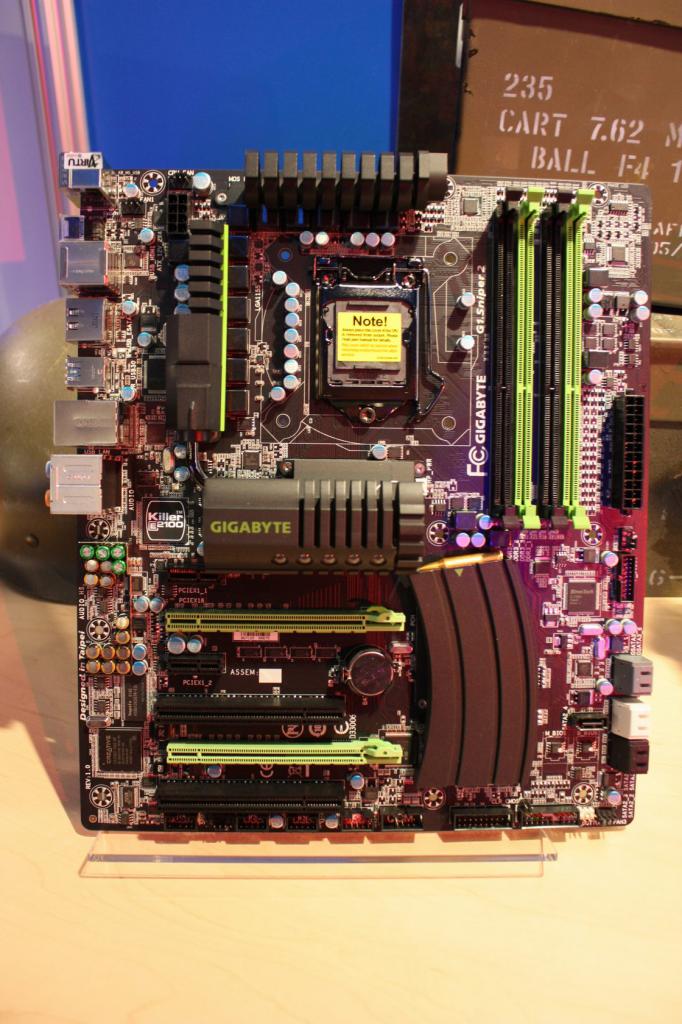 [15/09/2011] Gigabyte G1 Sniper 2 IDF 2011 7593