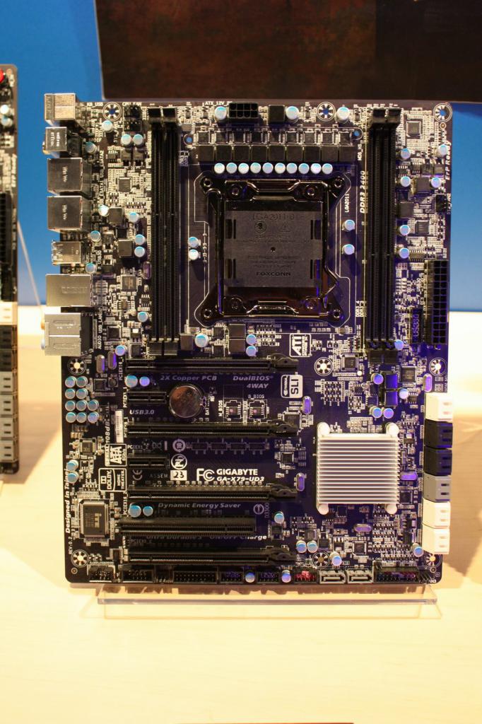 [15/09/2011] Gigabyte GA X79 UD3 IDF 2011 7580