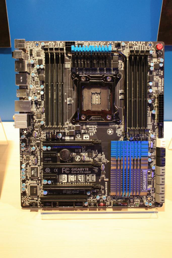 [15/09/2011] Gigabyte GA X79 UD5 IDF 2011 7585