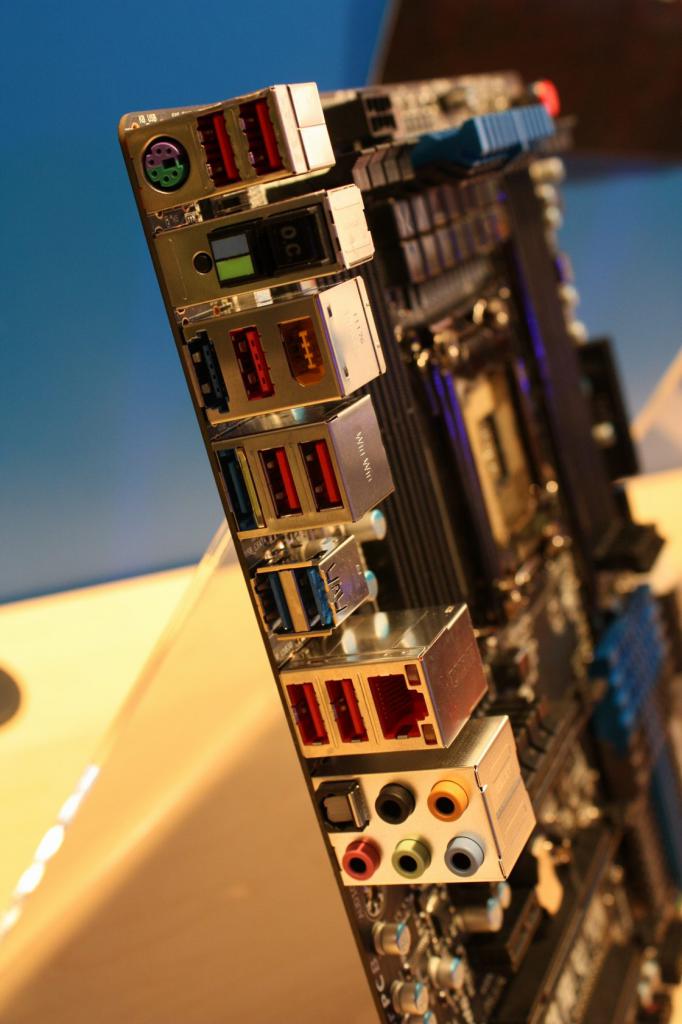 [15/09/2011] Gigabyte GA X79 UD5 IDF 2011 7587