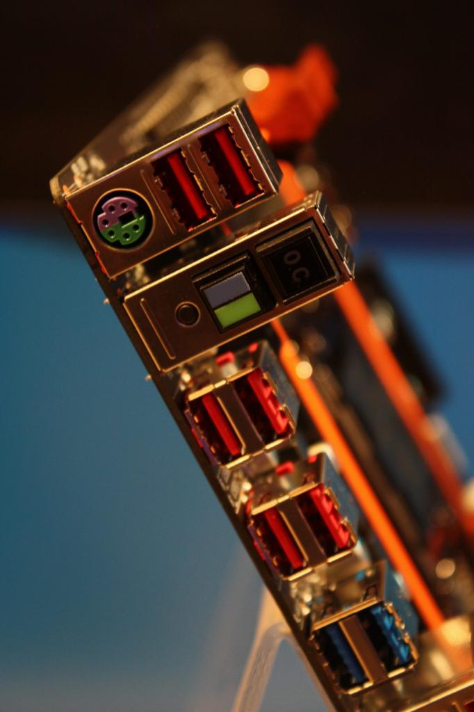[15/09/2011] Gigabyte GA X79 UD7 IDF 2011 7577