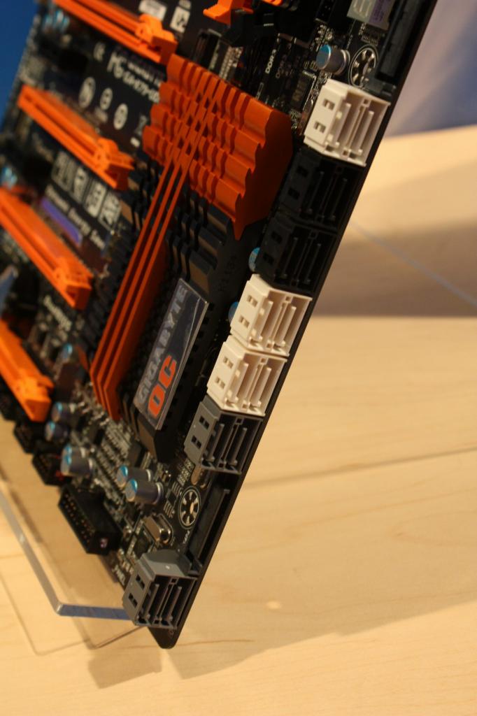 [15/09/2011] Gigabyte GA X79 UD7 IDF 2011 7578