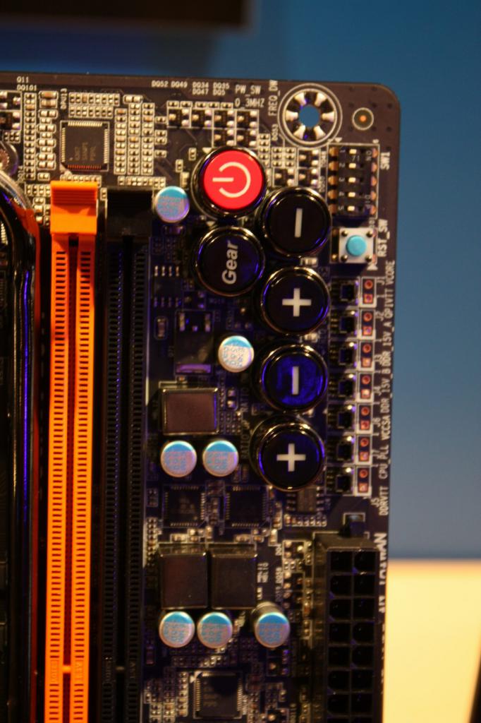 [15/09/2011] Gigabyte GA X79 UD7 IDF 2011 7579