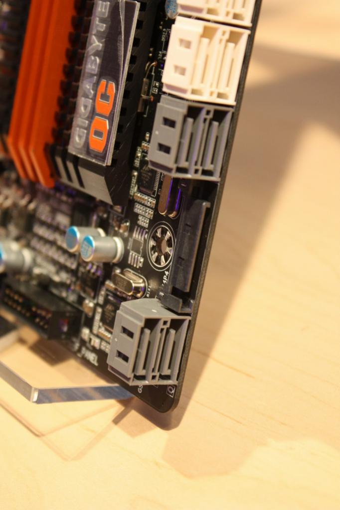 [15/09/2011] Gigabyte GA X79 UD7 IDF 2011 7580
