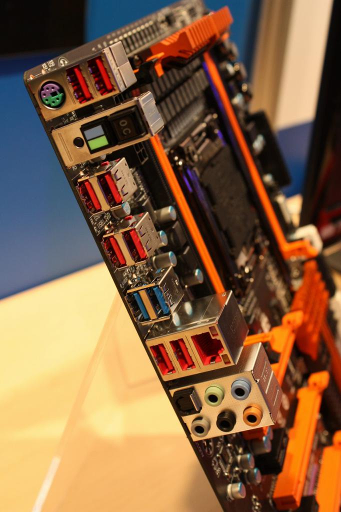 [15/09/2011] Gigabyte GA X79 UD7 IDF 2011 7581
