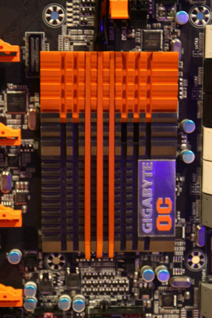 [15/09/2011] Gigabyte GA X79 UD7 IDF 2011 7582
