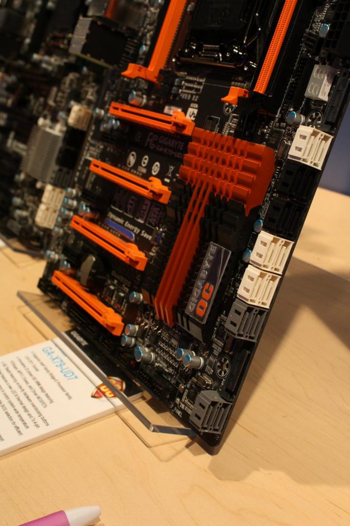 [15/09/2011] Gigabyte GA X79 UD7 IDF 2011 7583