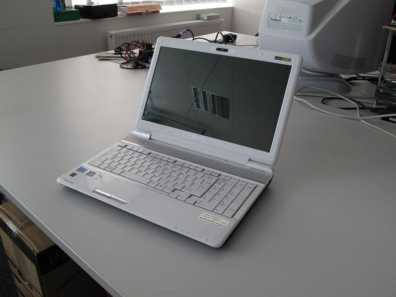 [02/09/2011] Die Zukunft steht auf dem Tisch: Dieses Toshiba-Notebook hat ein 3D-Display, das ohne Brille funktioniert. Eine Software erkennt über die Webcam die Position des Benutzers und liefert dann ein 3D-Bild.