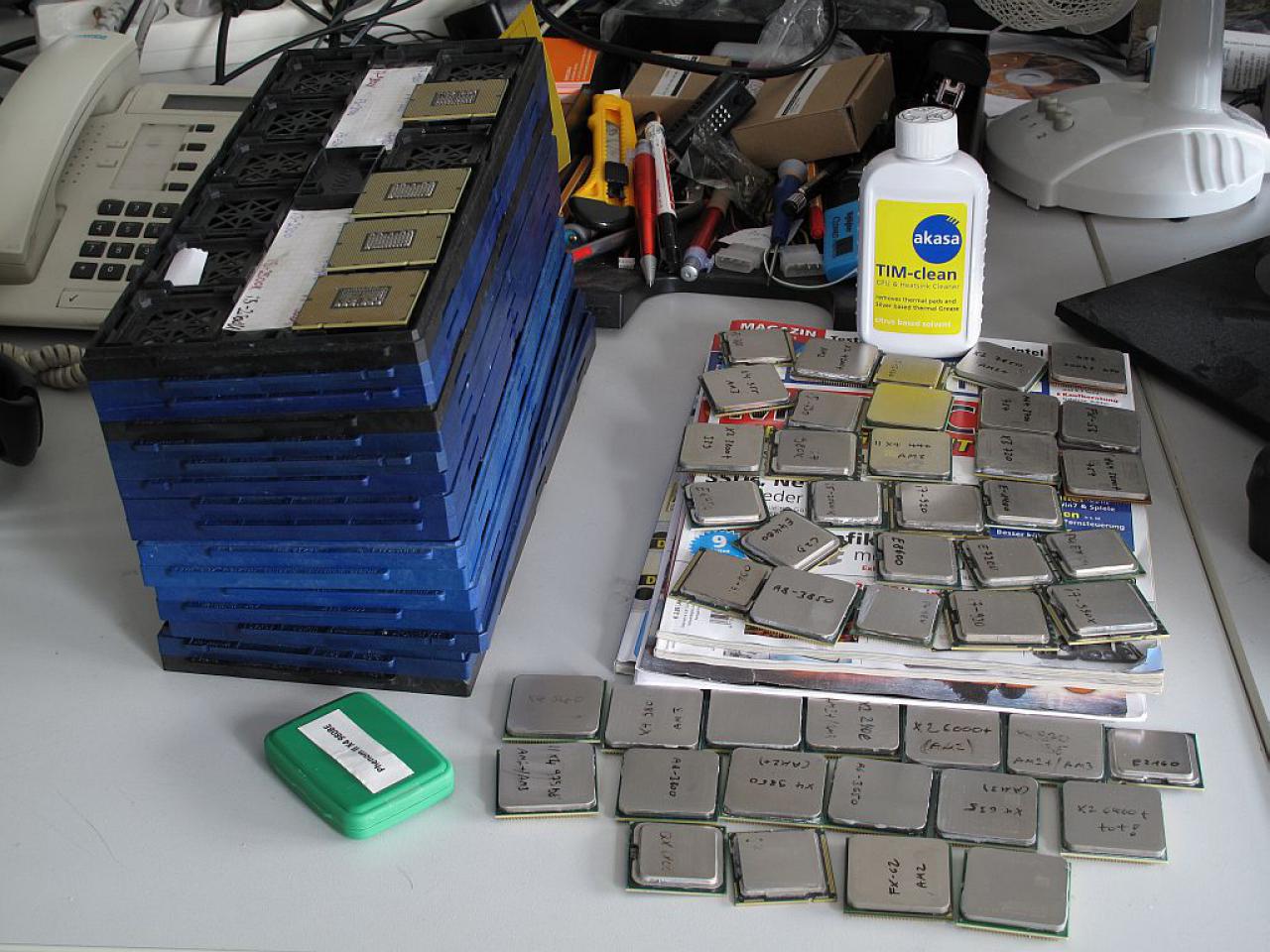 [02/09/2011] Auch ein CPU-Redakteur muss mal Inventur machen. Die Chips mussten eingesammelt, geputzt und beschriftet werden. Ob sich ein Bulldozer auf dem Bild versteckt?