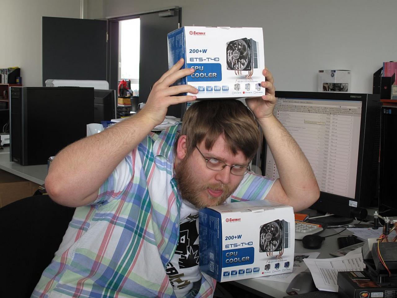 [02/09/2011] Stefan wird fast von Arbeit erschlagen: Hoffentlich bekommt er den Test für die neuen CPU-Kühler von Enermax vorher noch fertig. 
