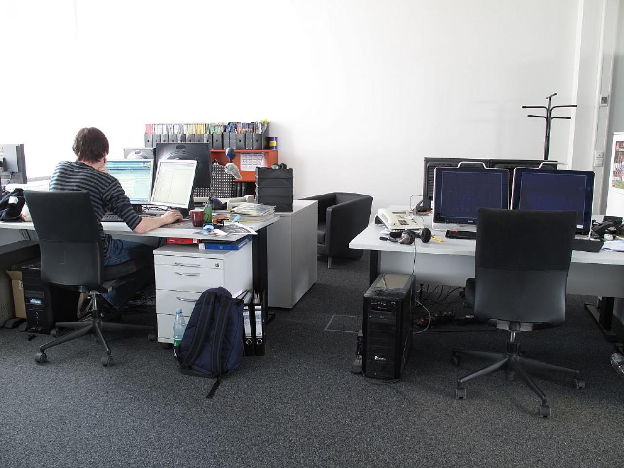 [02/09/2011] Armer Andreas: Viel Arbeit vorm Wochenende und Online-Praktikant Pit ist im wohlverdienten Urlaub. Immerhin Raff schreibt von Zuhause News.