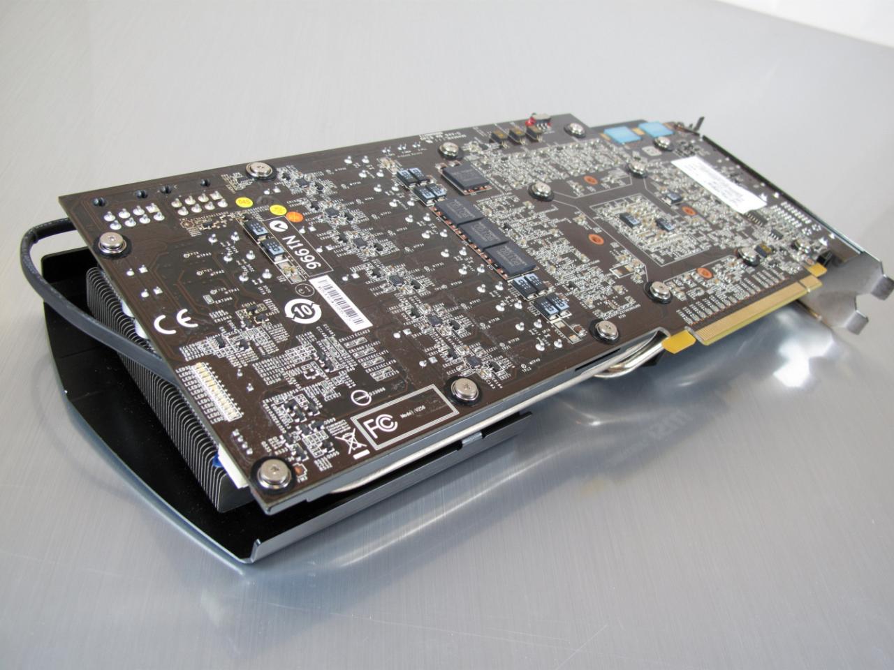 [23/09/2011] MSI N580GTX Lightning Xtreme Edition: Das übergroße PCB in der Rückansicht.