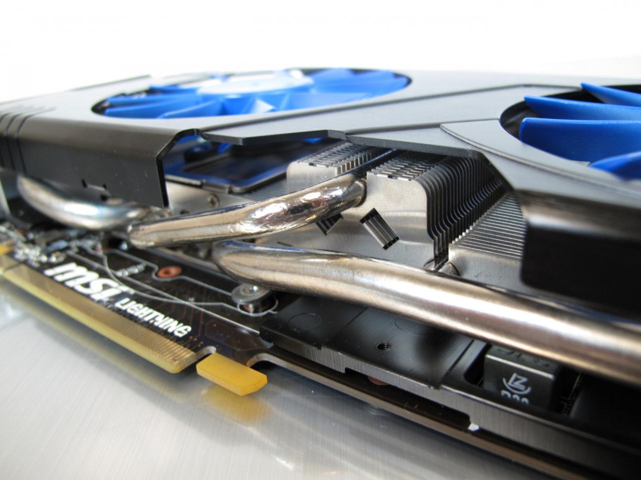 [23/09/2011] MSI N580GTX Lightning Xtreme Edition: Der Kühler verfügt über fünf Heatpipes (2x 8, 3x 6 mm Durchmesser) und zwei spezielle 90-mm-Axiallüfters.
