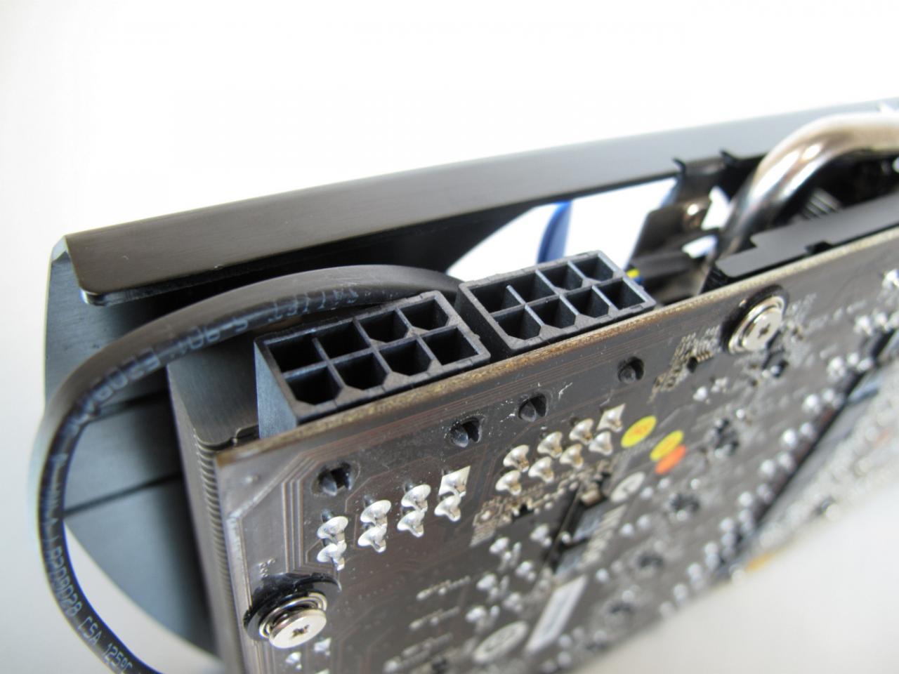 [23/09/2011] MSI N580GTX Lightning Xtreme Edition: Das PCB ist auf 375 Watt vorbereitet (2x 8-Pol = 2x 150 Watt + 75 Watt aus dem PEG-Slot)