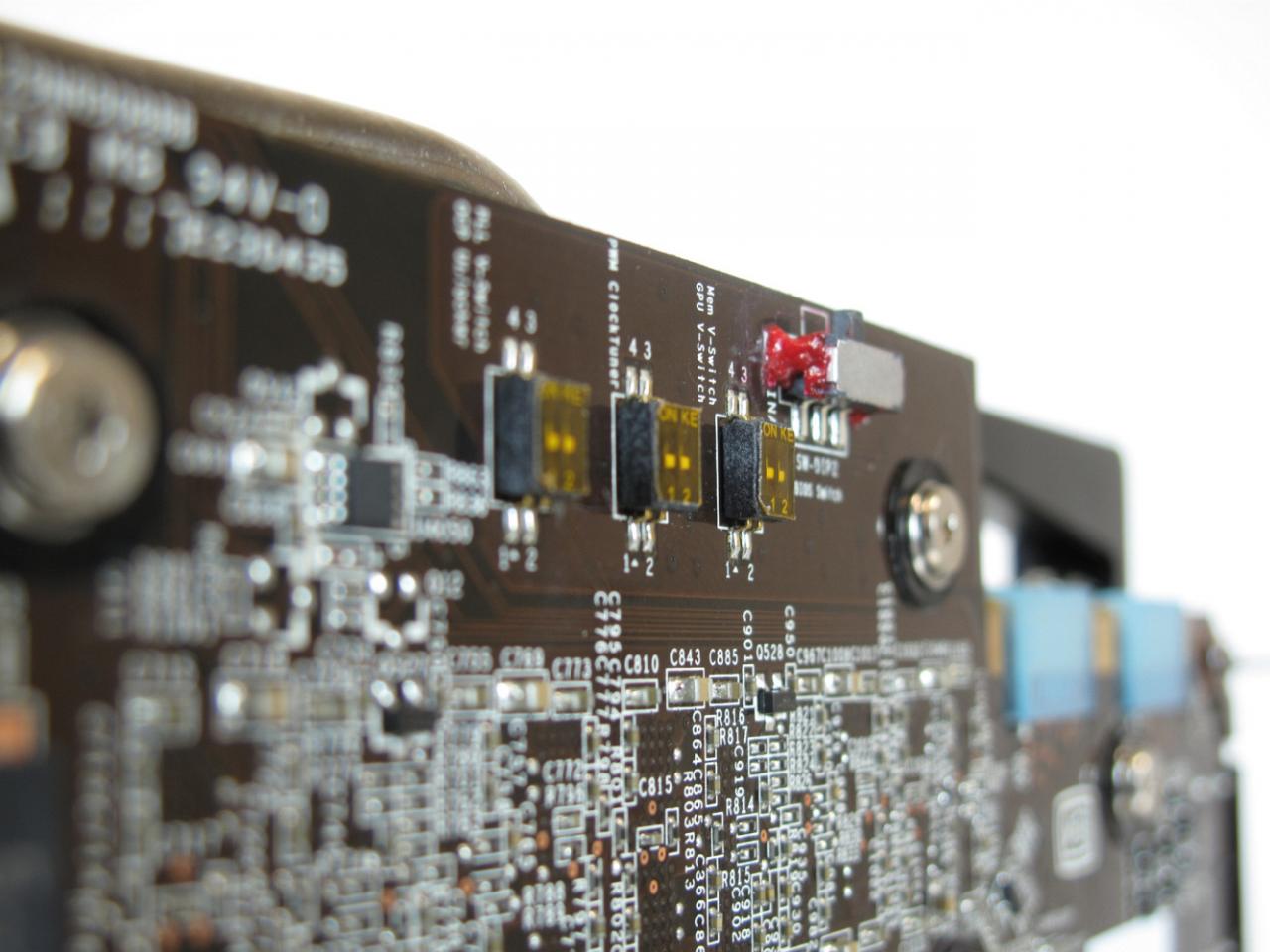 [23/09/2011] MSI N580GTX Lightning Xtreme Edition: Dip-Schalter für Extremübertakter. Achtung, Garantieverlust!