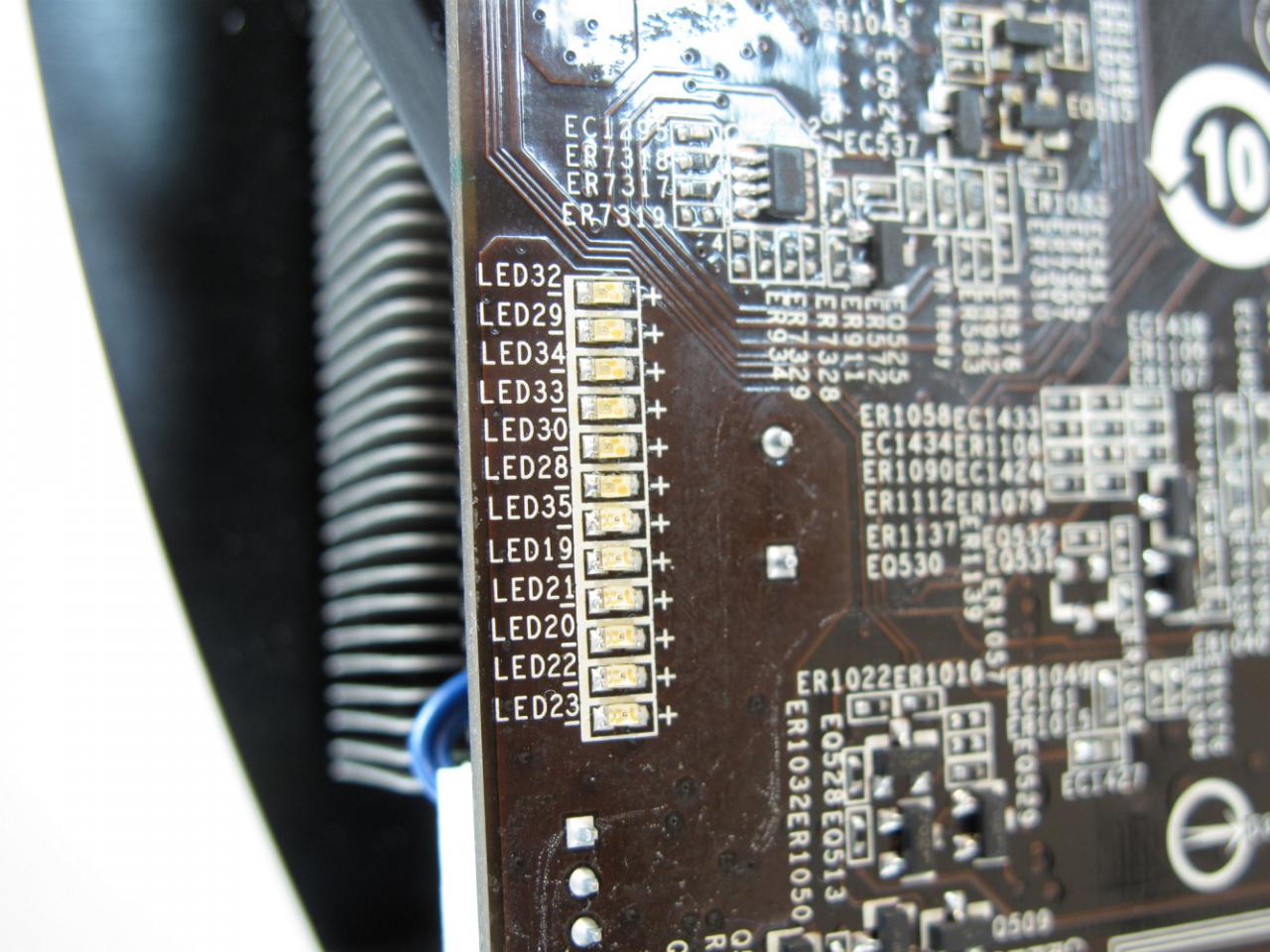 [23/09/2011] MSI N580GTX Lightning Xtreme Edition: LEDs zeigen die Auslastung der Wandlerphasen an.