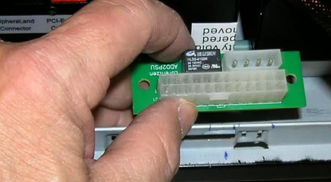 [10/09/2011] Der Add2Psu-Adapter erlaubt das sichere Anschließen mehrerer Netzteile an einen Rechner.