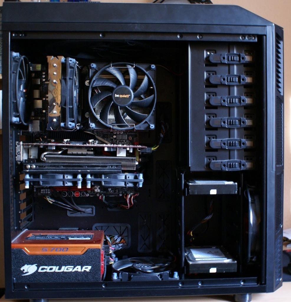 [19/09/2011] PCs im Industrie-Look, von Eis umhüllt und mit Kirmes-Beleuchtung (300)