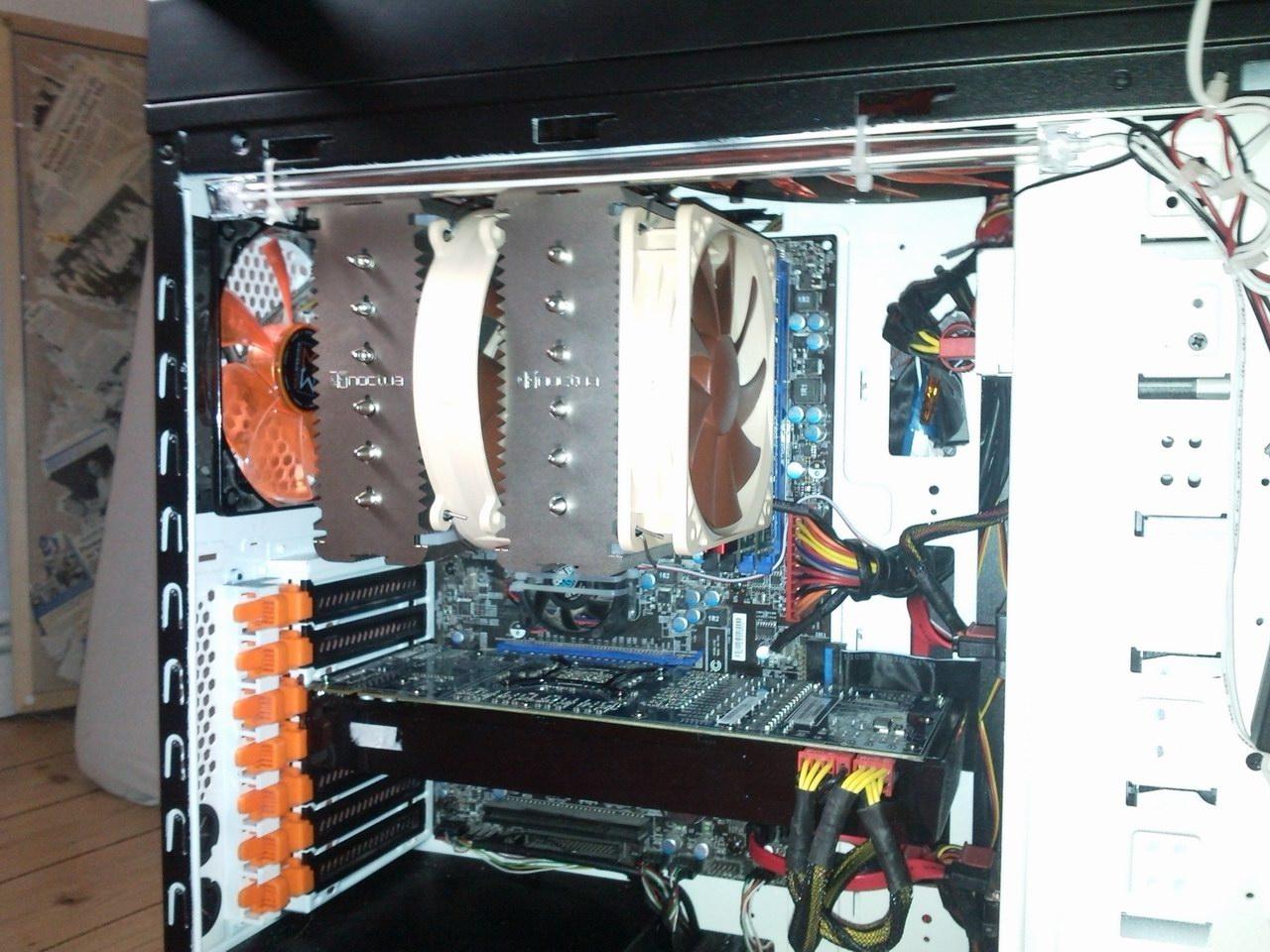 [19/09/2011] PCs im Industrie-Look, von Eis umhüllt und mit Kirmes-Beleuchtung (301)