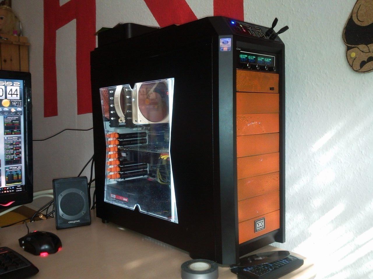 [19/09/2011] PCs im Industrie-Look, von Eis umhüllt und mit Kirmes-Beleuchtung (302)