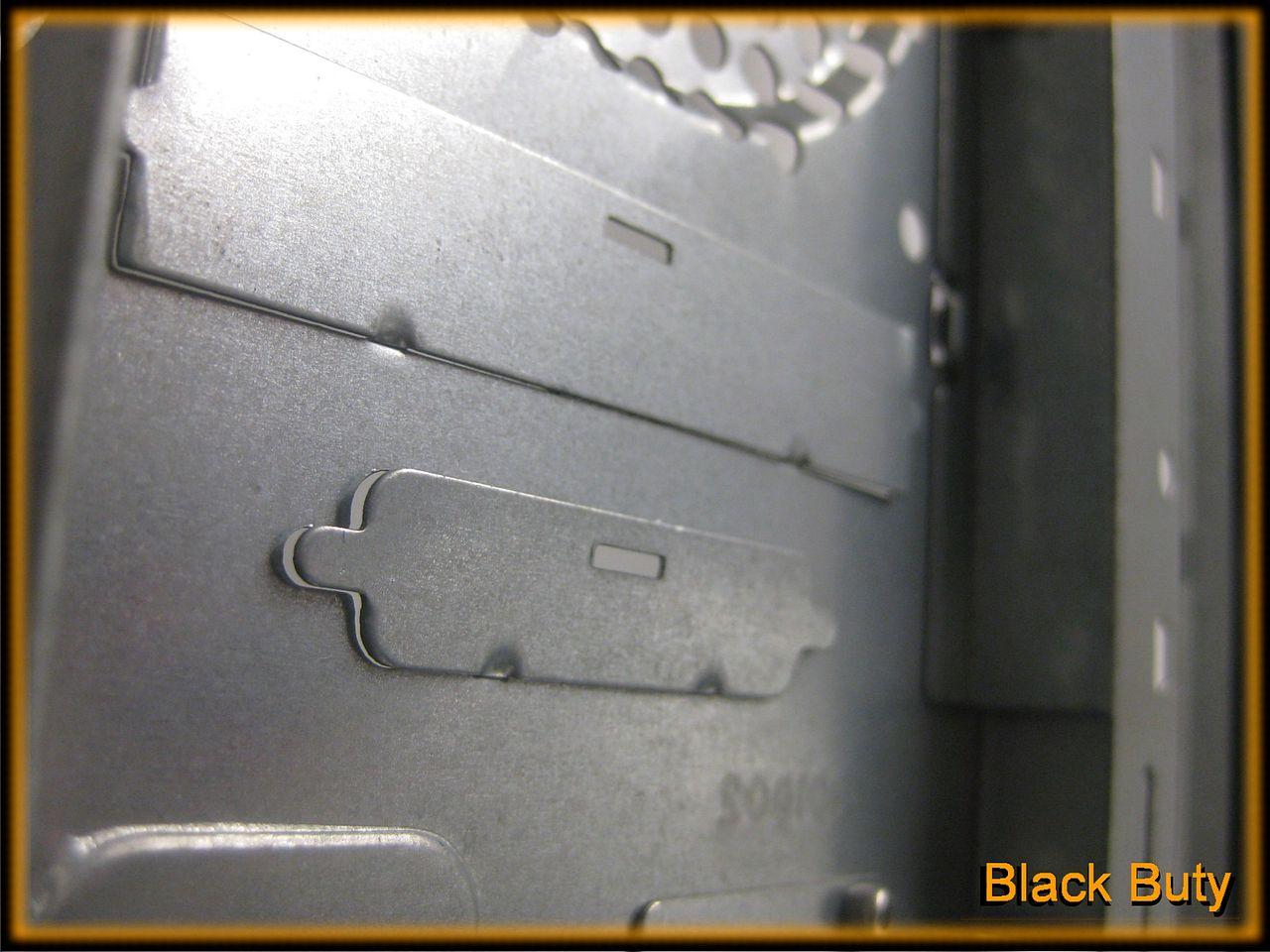 [23/09/2011] Ganz schön schräge Casemod: USB-Hub im Laufwerk und mehr (4)