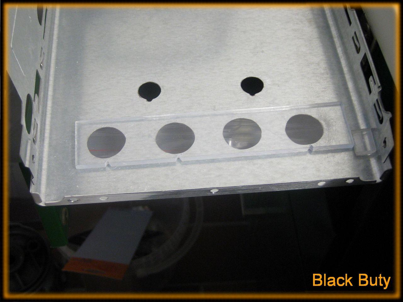 [23/09/2011] Ganz schön schräge Casemod: USB-Hub im Laufwerk und mehr (8)