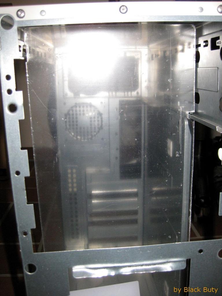[23/09/2011] Ganz schön schräge Casemod: USB-Hub im Laufwerk und mehr (24)