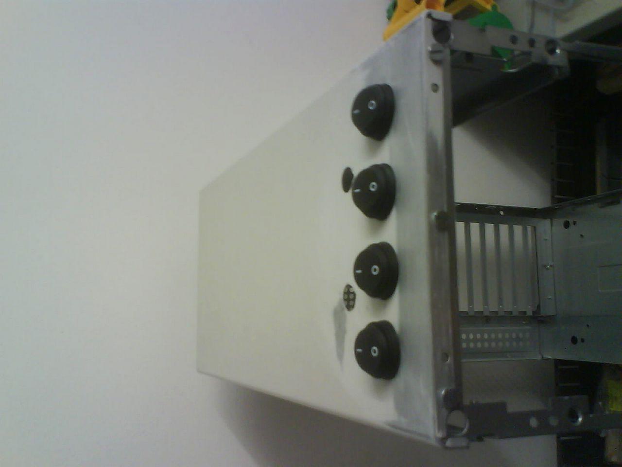 [23/09/2011] Ganz schön schräge Casemod: USB-Hub im Laufwerk und mehr (28)