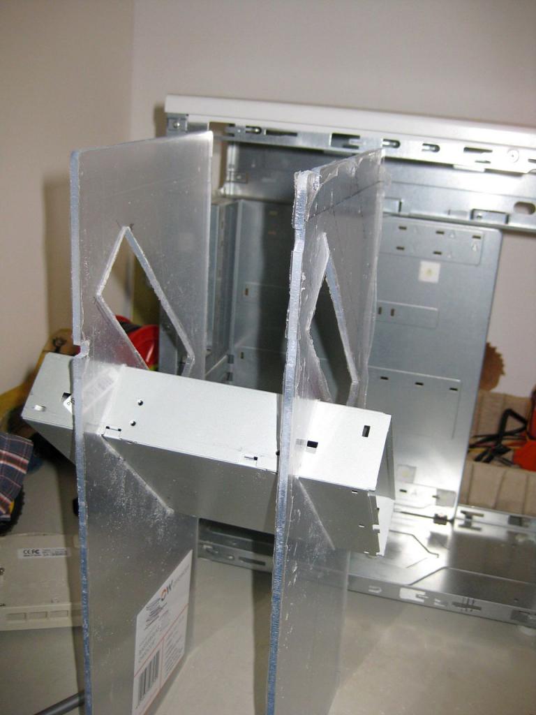 [23/09/2011] Ganz schön schräge Casemod: USB-Hub im Laufwerk und mehr (33)