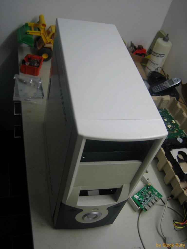 [23/09/2011] Ganz schön schräge Casemod: USB-Hub im Laufwerk und mehr (35)
