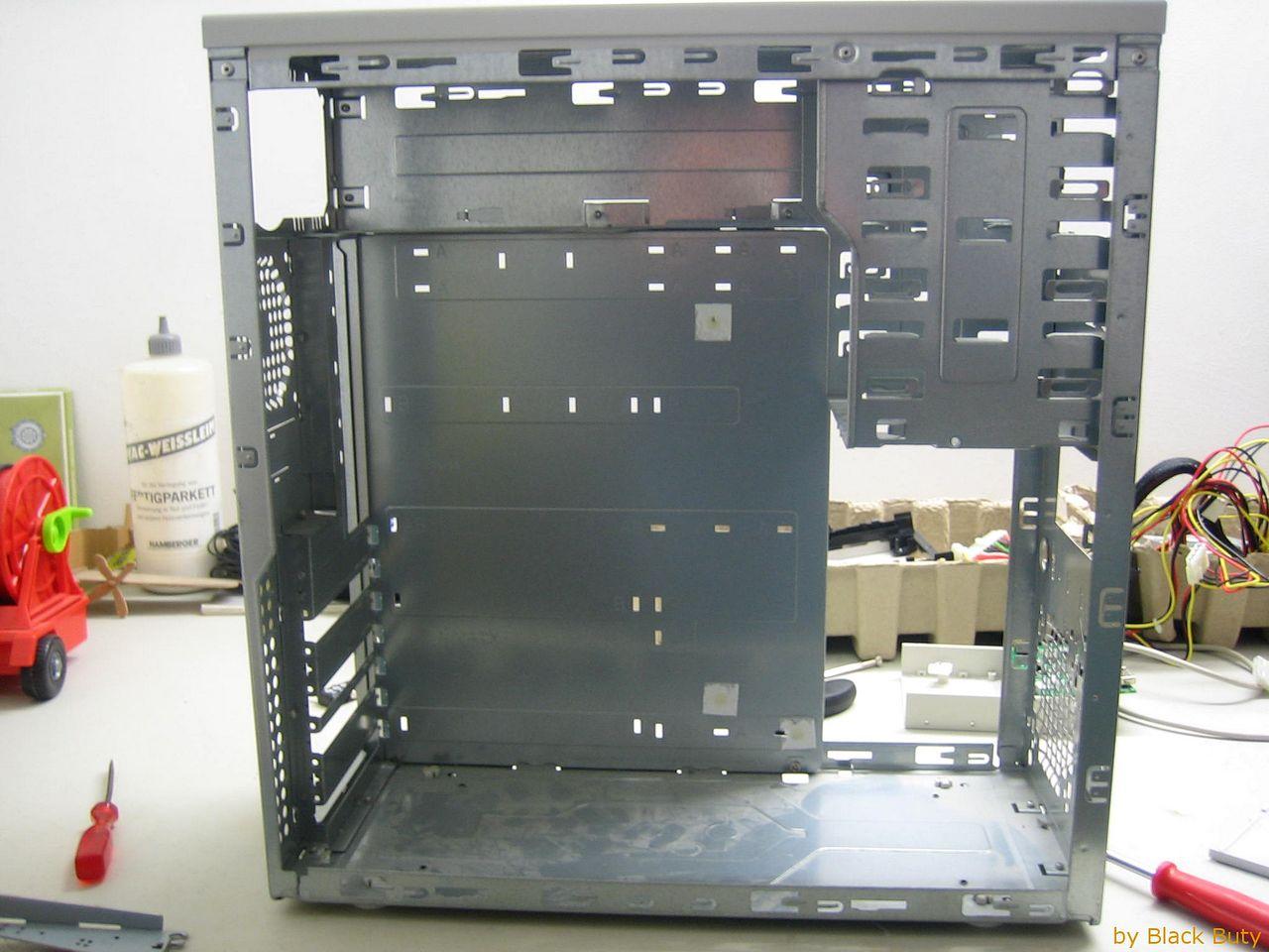 [23/09/2011] Ganz schön schräge Casemod: USB-Hub im Laufwerk und mehr (36)