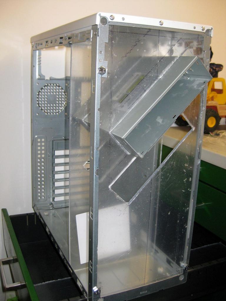 [23/09/2011] Ganz schön schräge Casemod: USB-Hub im Laufwerk und mehr (42)