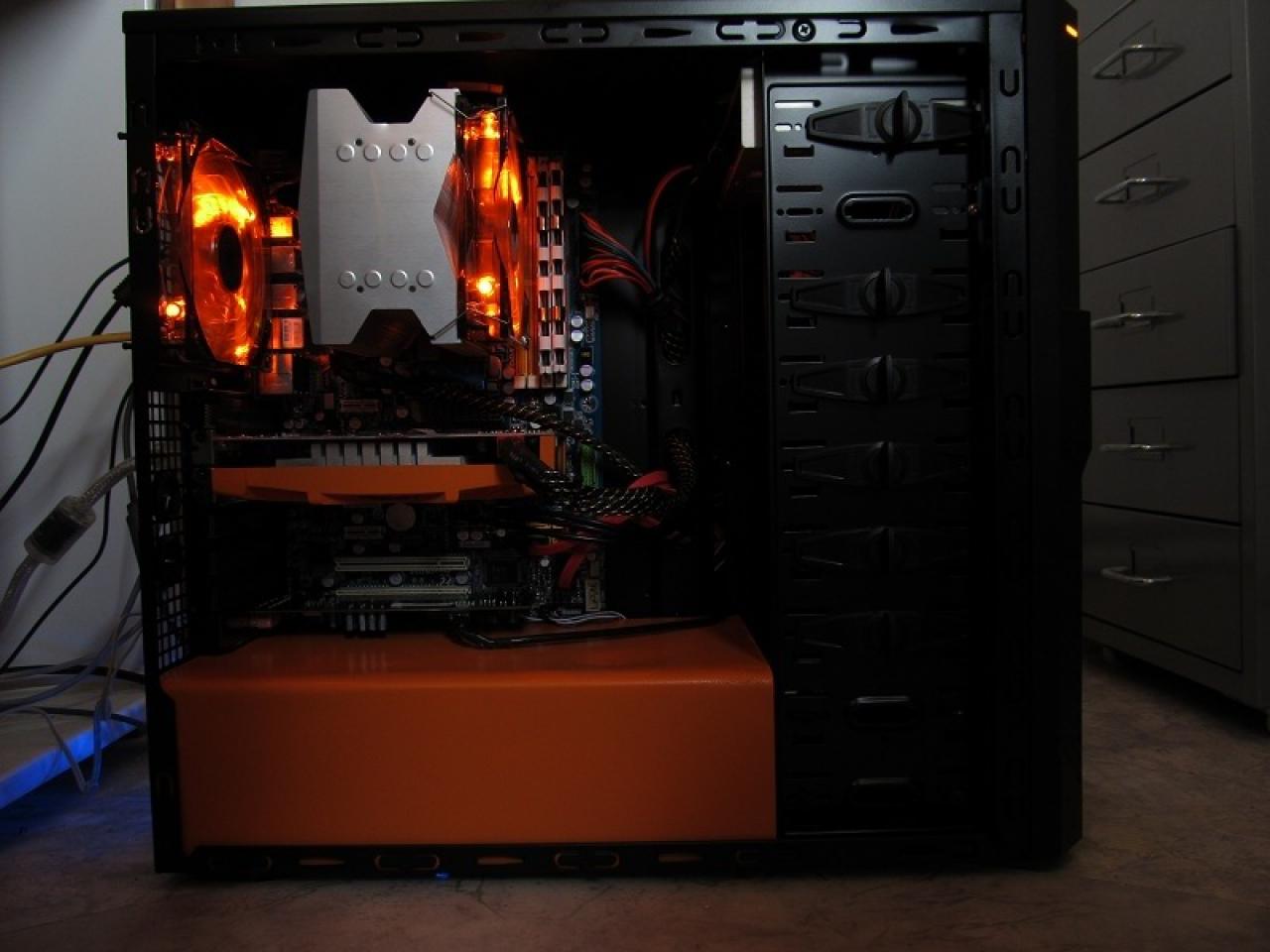 [19/09/2011] PCs im Industrie-Look, von Eis umhüllt und mit Kirmes-Beleuchtung (303)