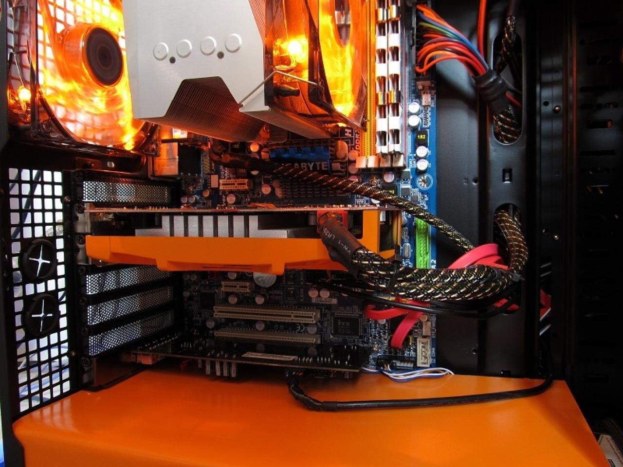 [19/09/2011] PCs im Industrie-Look, von Eis umhüllt und mit Kirmes-Beleuchtung (304)