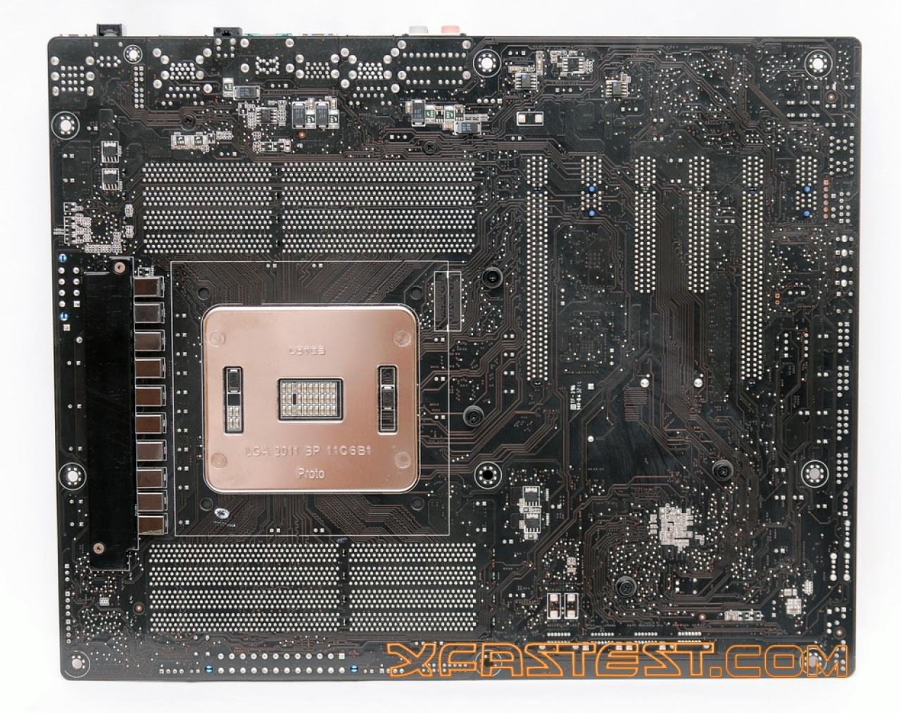 [10/10/2011] Erste Bilder des Asus P9X79 Deluxe mit acht DIMM-Bänken (5)